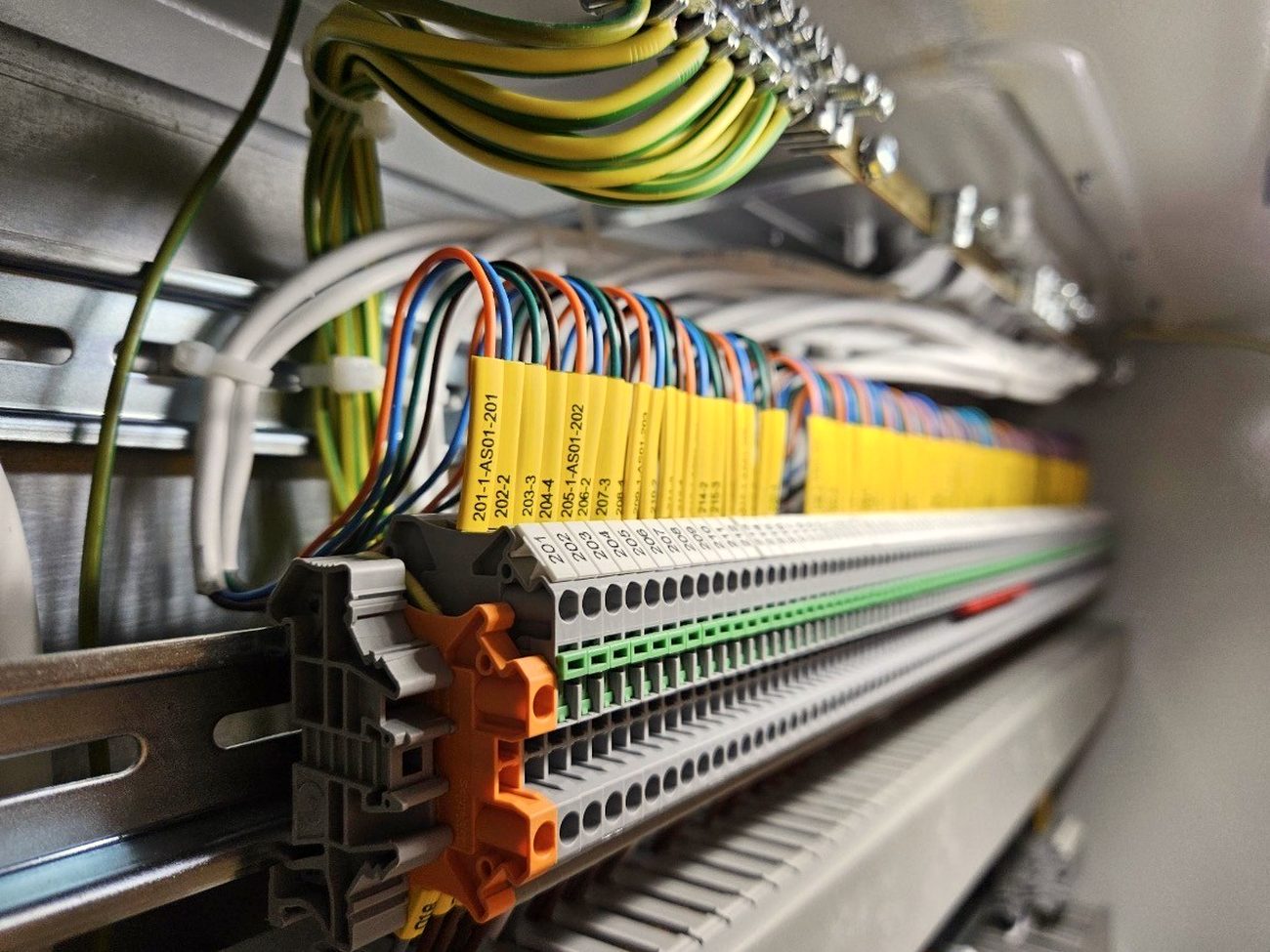 Märkta plintar i ett apparatskåp
